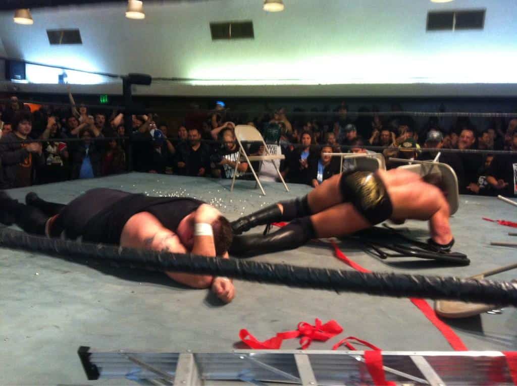 Adam Cole castiga con un Straight Jacket German sobre Tachuelas a Kevin Steen y se corona por primera vez PWG World Champion (PWG Mystery Vortex 2012 - 1/12/12) / Twitter.com/Nick_in_SoCal