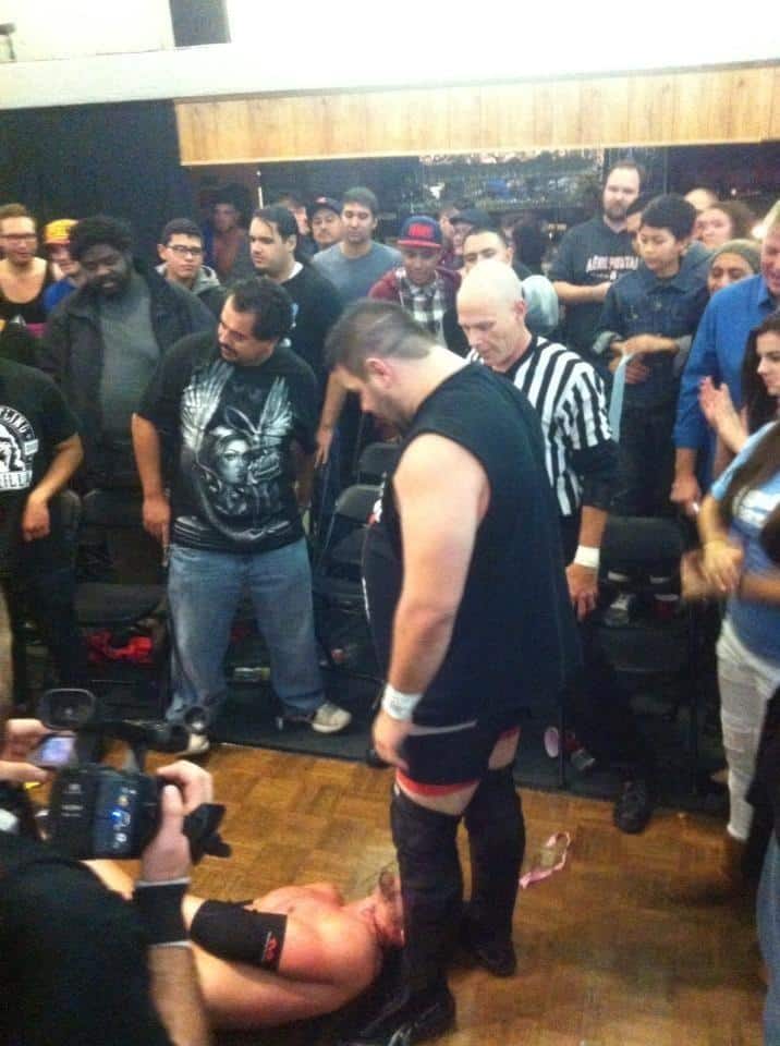 Kevin Steen domina a Adam Cole (PWG Mystery Vortex 2012 - 1/12/12) / Twitter.com/Nick_in_SoCal