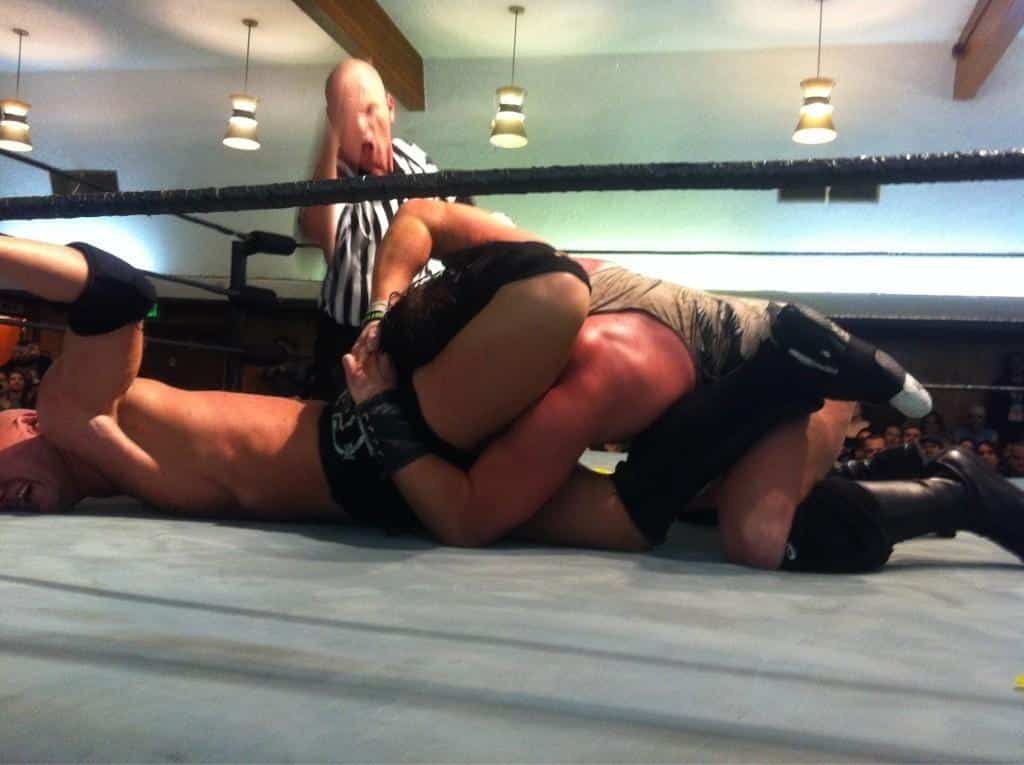 Sami Callihan castiga con un Stretch Muffler a Drake Younger para obtener la victoria vía Rendición (PWG Mystery Vortex 2012 - 1/12/12) / Twitter.com/Nick_in_SoCal
