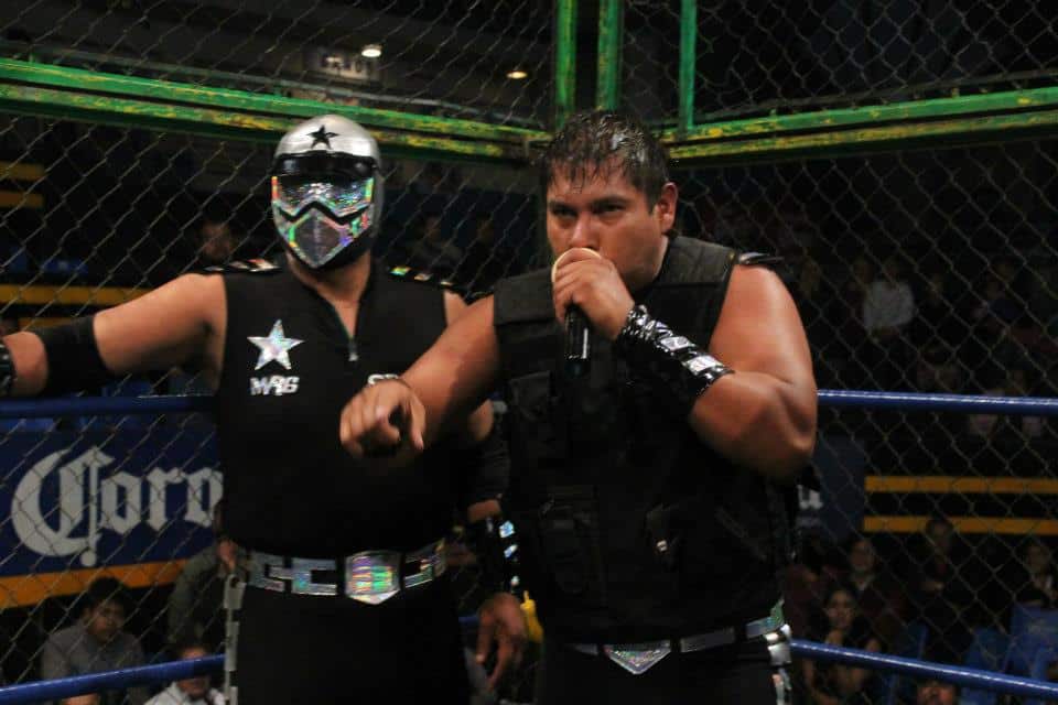 Factor, tras perder la máscara ante el Oficial 911 en la Prisión Fatal / Arena Naucalpan - 2 de dic. de 2012 / Imagen by IWRG Arena Naucalpan en Facebook