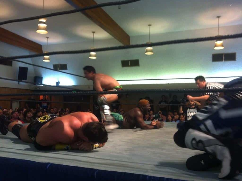 TJ Perkins castiga con un Cangrejo a Willie Mack (PWG Mystery Vortex 2012 - 1/12/12) / Twitter.com/Nick_in_SoCal
