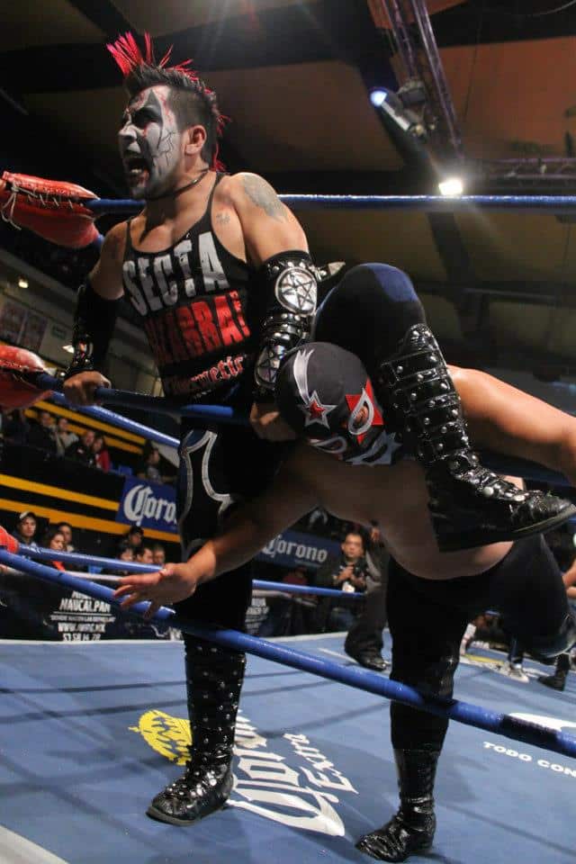 Imágenes: Mini Batista, Mini Súper Astro, Mini Piratita Morgan Jr., Mini Dark Espíritu y Mini Rey Cometa en IWRG 4 Mini Ozz vs. Mini Súper Astro / Arena Naucalpan - 2 de dic. de 2012 / Imagen by IWRG Arena Naucalpan en Facebook