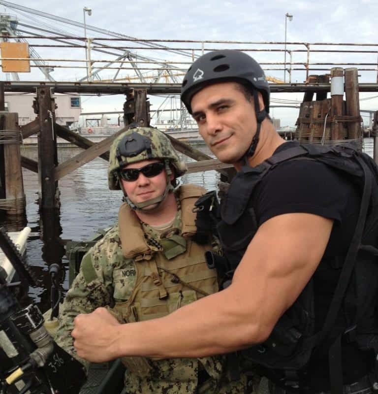Alberto del Río con miembro de las Tropas de los Estados Unidos / Twitter.com/VivaDelRio