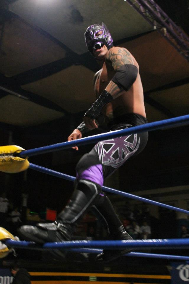 Xtreme Tiger… ¡triunfa en IWRG! 2 Xtreme Tiger en su presentación con IWRG / Arena Naucalpan - 13 de dicicmebre de 2012 / Imagen by IWRG Arena Naucalpan en Facebook