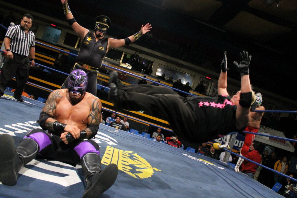 Xtreme Tiger… ¡triunfa en IWRG! 3 Fuertes patadas de X-Fly sobre Xtreme Tiger, ante la mirada del Oficial 911 y Trauma II / Arena Naucalpan - 13 de dicicmebre de 2012 / Imagen by IWRG Arena Naucalpan en Facebook