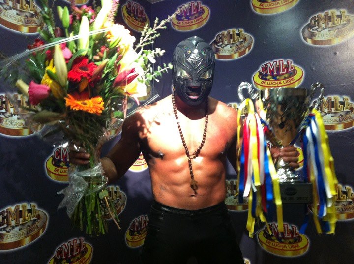 La Copa Jr. 2012 es para… ¡La Sombra! 2 La Sombra, tras ganar la Copa Jr. ante Tama Tonga / Arena México - 14 de diciembre de 2012 / Imagen by Tercera Caída en Facebook