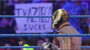 Cartel de una fanático de TV Azteca