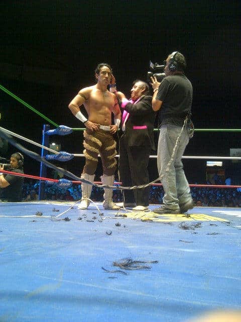 Tigre Blanco y Leono... ¡Año Nuevo, Pelones Nuevos! 3 Leono, furioso y rapado, tras perder en compañia de Tigre Blanco ante los marrulleros Boby Zavala y Disturbio // Arena México - 1ro. de enero de 2013 // Imagen by @CMLL_OFICIAL en Twitter.