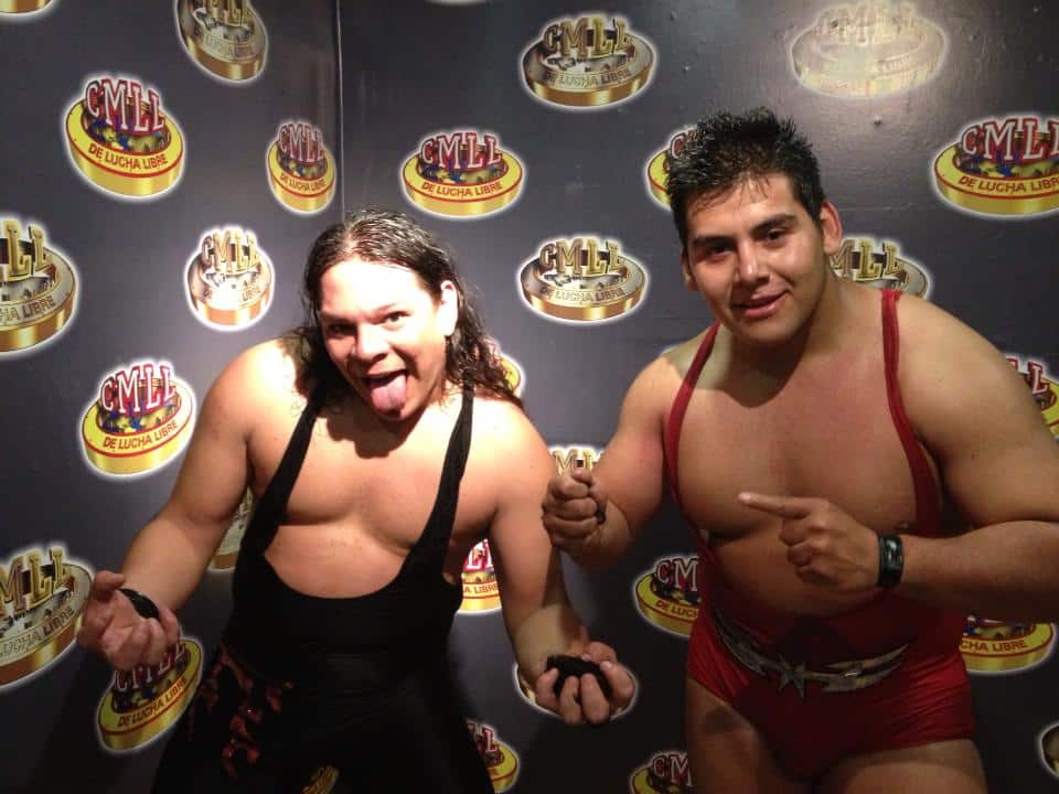 Tigre Blanco y Leono... ¡Año Nuevo, Pelones Nuevos! 4 Los marrulleros Boby Zavala y Disturbio, felices y contentos, tras ganar las cabelleras de Tigre Blanco y Leono // Función de Año Nuevo - Arena México - 1ro. de enero de 2013 // Imagen by Tercera Caída en Facebook