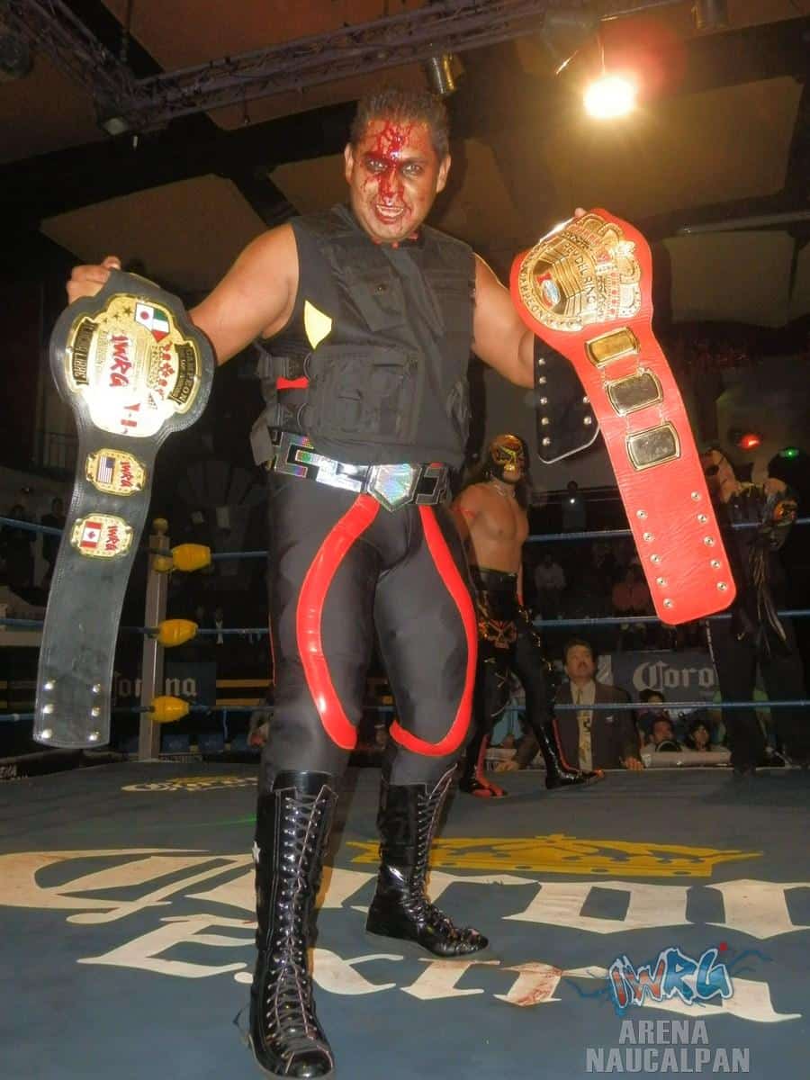 Factor… ¡Nuevamente bicampeón de IWRG! 2 Factor conquista el título Junior de Junior's para convertirse en Bicampeón de IWRG (también tiene el título Rey del Ring) // 17 aniversario de IWRG - Arena Naucalpan - 1ro. de enero de 2013 // Imagen by @LUCHALIBREIWRG en Twitter