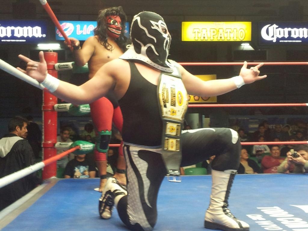 Ráfaga, nuevo Campeón Semicompleto de Occidente, tras vencer a El Sagrado // Arena Coliseo de Guadalajara - 28 de diciembre de 2012 // Imagen by @acogdl en Twitter