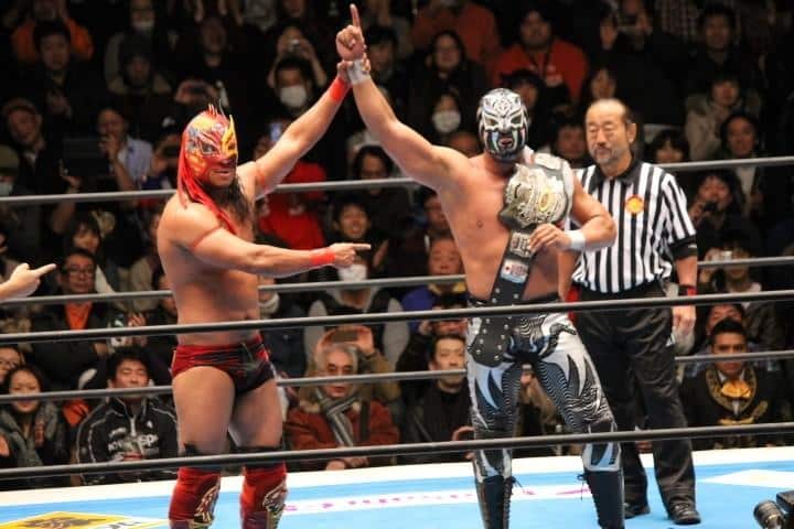 La Sombra… ¡nuevo Campeón Mundial Histórico NWA de Peso Medio! 2 La Sombra, nuevo Campeón Mundial Histórico NWA de Peso Medio, es reconocido por el revolucionario y exmonarca Dragón Rojo Jr. / Fantasticamania 2013 - Korakuen Hall de Tokio, Japón - 20 de enero de 2013 / Photo by @PrinceMasa019 en Twitter