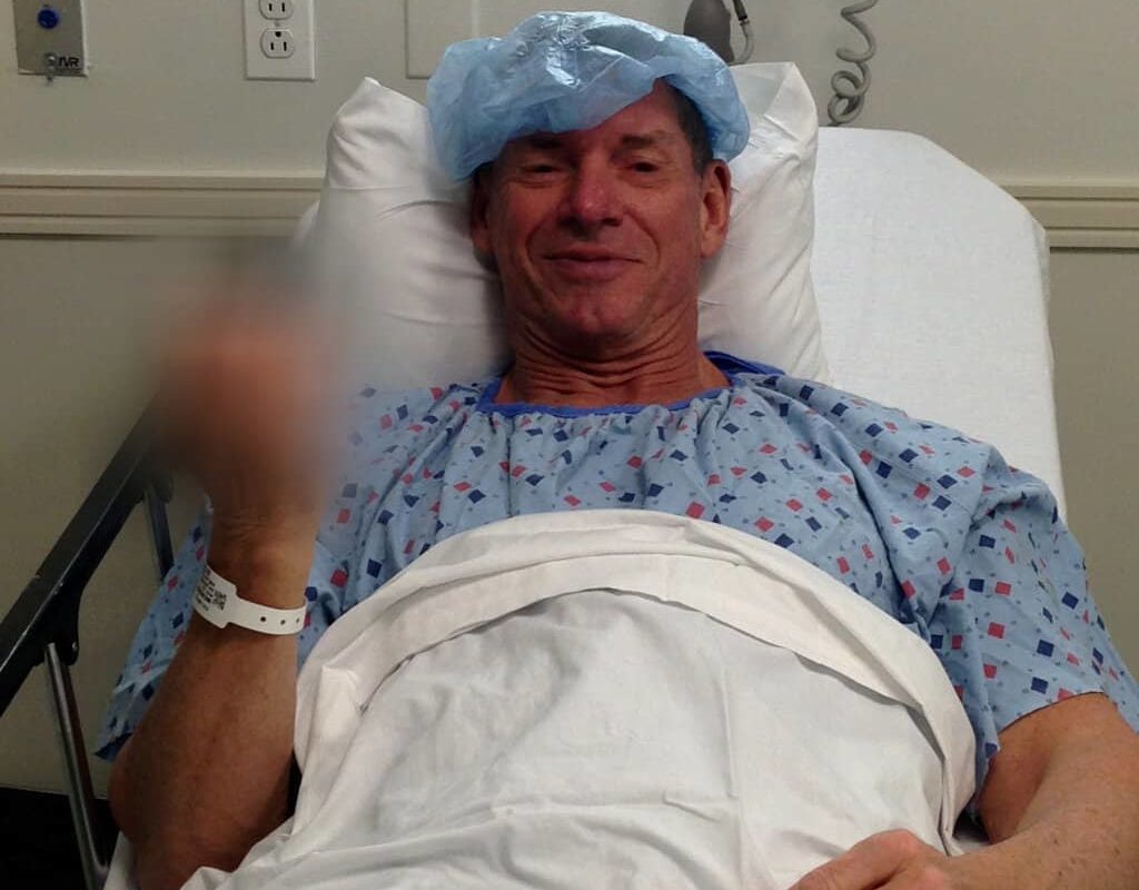 Mr. Vince McMahon tras su Cirugía de Cadera (4/2/13) / Twitter.com/WWE
