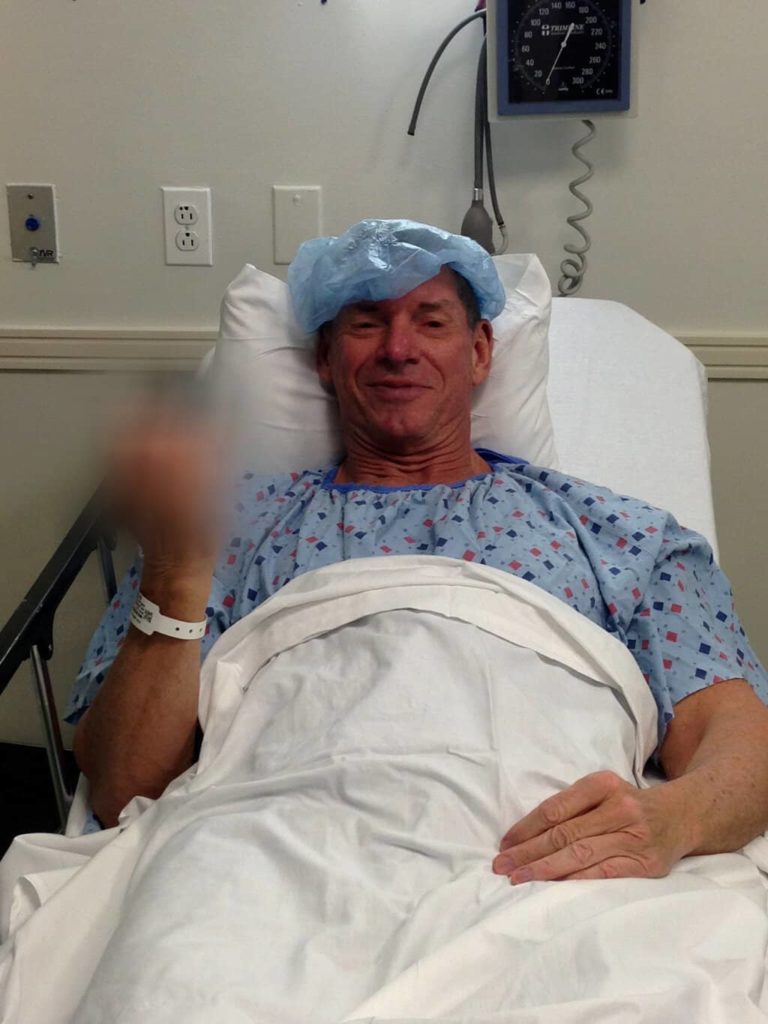 Mr. Vince McMahon tras su Cirugía de Cadera (4/2/13) / Twitter.com/WWE