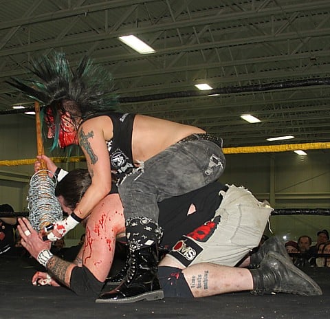 Christina Von Eerie ataca con un bate de púas a MASADA en el Aniversario 14 de CZW / Photo by: Lyle Williams Christina Von Eerie ataca con un bate de púas a MASADA en el Aniversario 14 de CZW / Photo by: Lyle Williams
