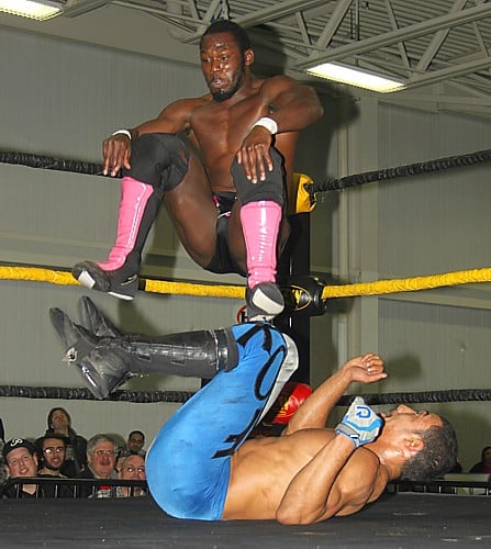 Rich Swann castiga a AR Fox en el Aniversario 14 de CZW / Photo by: Lyle Williams Rich Swann castiga a AR Fox en el Aniversario 14 de CZW / Photo by: Lyle Williams