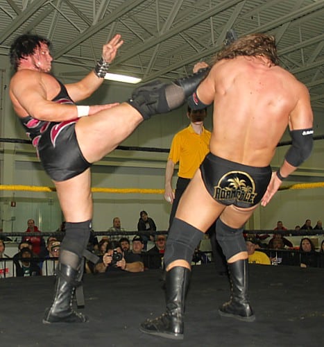 Sami Callihan patea a Adam Cole en el Aniversario 14 de CZW / Photo by: Lyle Williams