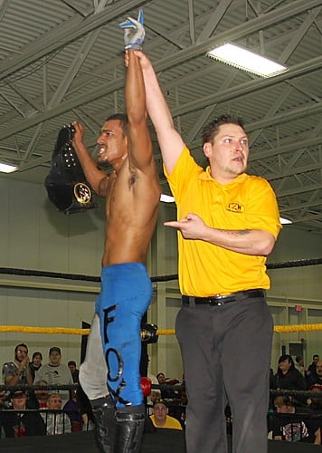 AR Fox retiene el CZW Wired Championship ante Rich Swann en el Aniversario 14 de CZW / Photo by: Lyle Williams