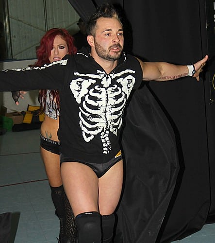 Shane Hollister y Scarlet Bordeaux hacen su entrada en el Aniversario 14 de CZW / Photo by: Lyle Williams Shane Hollister y Scarlet Bordeaux hacen su entrada en el Aniversario 14 de CZW / Photo by: Lyle Williams