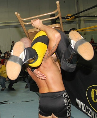 Drake Younger azota con una Silla como refuerzo a Alex Colón en el Aniversario 14 de CZW / Photo by: Lyle Williams
