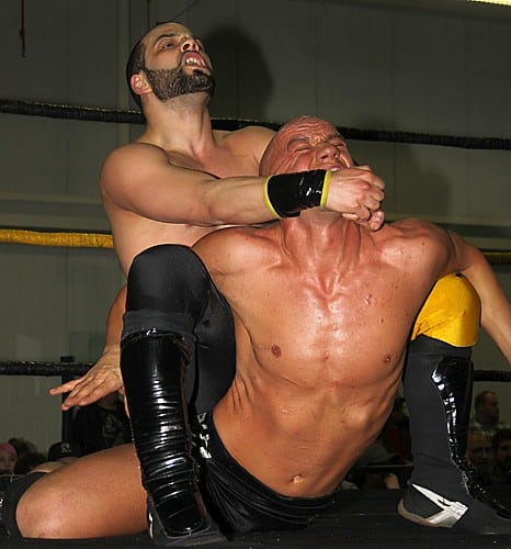 Alex Colón castiga con La de a Caballo a Drake Younger en el Anivesrio 14 de CZW / Photo by: Lyle Williams