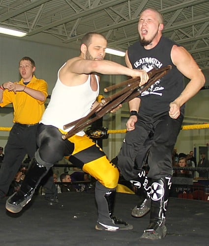 Alex Colón golpea con una silla a Danny Havoc de Nation Of Intoxication en el Aniversario 14 de CZW / Photo by: Lyle Williams