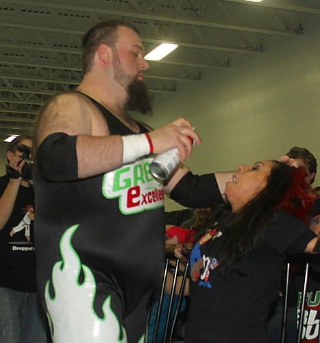 Chrissy Rivera vs. Greg Excellent en una Lucha de Comida en el Aniversario 14 de CZW / Photo by: Lyle Williams