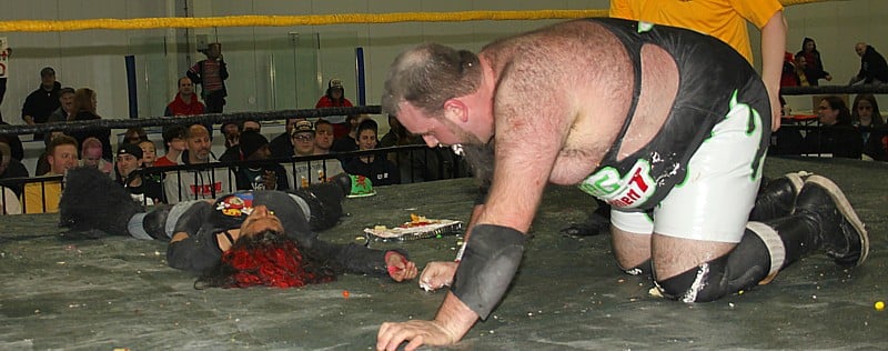 Greg Excellent tras castigar con un Tiger Driver sobre un Pastel a Chrissy Rivera que le da la victoria en el Aniversario 14 de CZW / Photo by: Lyle Williams
