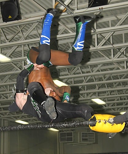 Latin Dragon azota desde el esquinero a Shane Strickland en el Aniversario 14 de CZW / Photo by: Lyle Williams