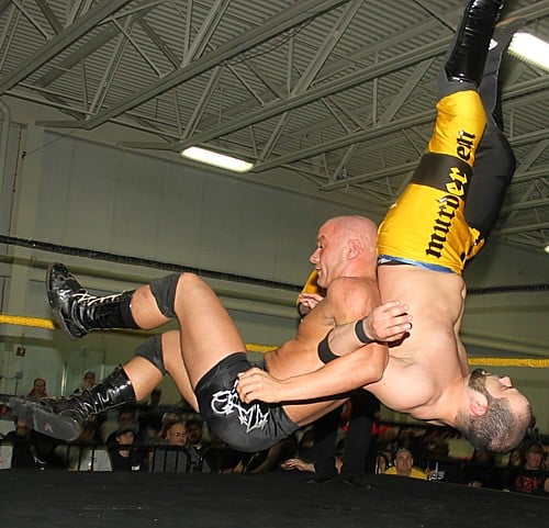Drake Younger castiga contra la lona a Alex Colón en el Aniversario 14 de CZW / Photo by: Lyle Williams