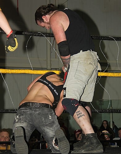 MASADA castiga con púas a Christina von Eerie en el Aniversario 14 de CZW / Photo by: Lyle Williams