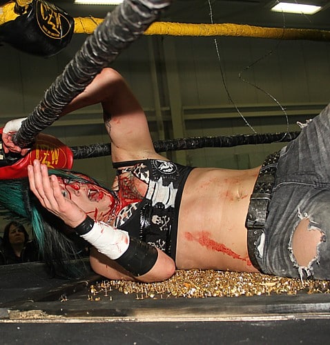 Tal es la brutalidad de la lucha, que la bella extrema Christina von Eerie está bañada en sangre / Photo by: Lyle Williams