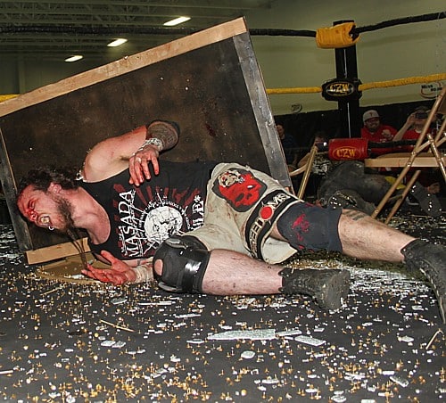 Todo tipo de armas fueron utilizadas en la lucha entre Christina von Eerie y MASADA en el Anivesario 14 de CZW / Photo by: Lyle Williams