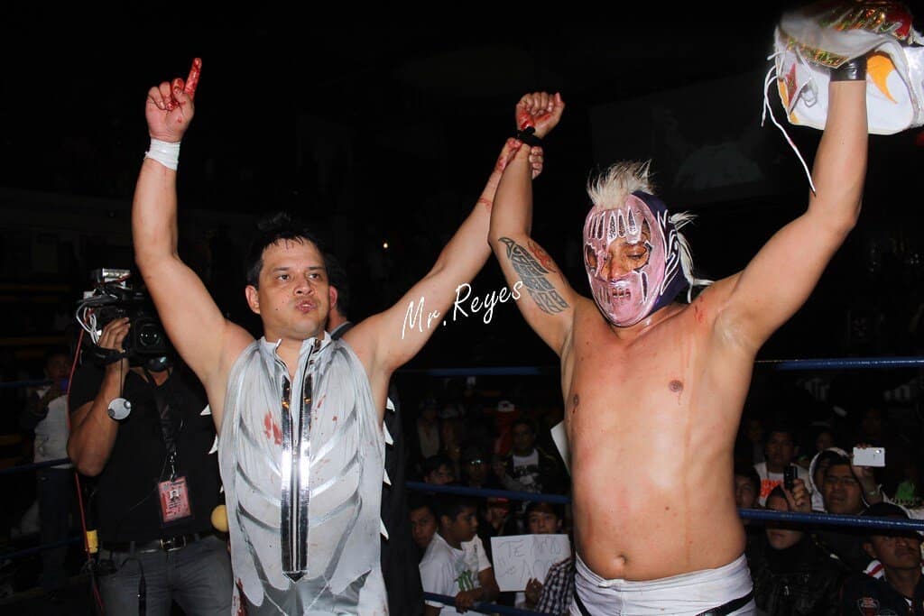 Imagen: El Ángel es desenmascarado por Trauma II en IWRG 2 El Ángel (Oscar Omar Puentes) es desenmascarado por Trauma II en IWRG (3-3-13) / Twitter.com/LUCHALIBREIWRG