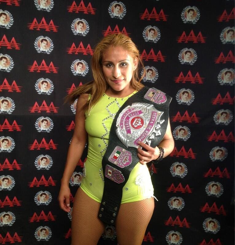Faby Apache, Nueva Reina de Reinas AAA (17/3/13) / Twitter.com/Lucha_Libre_AAA