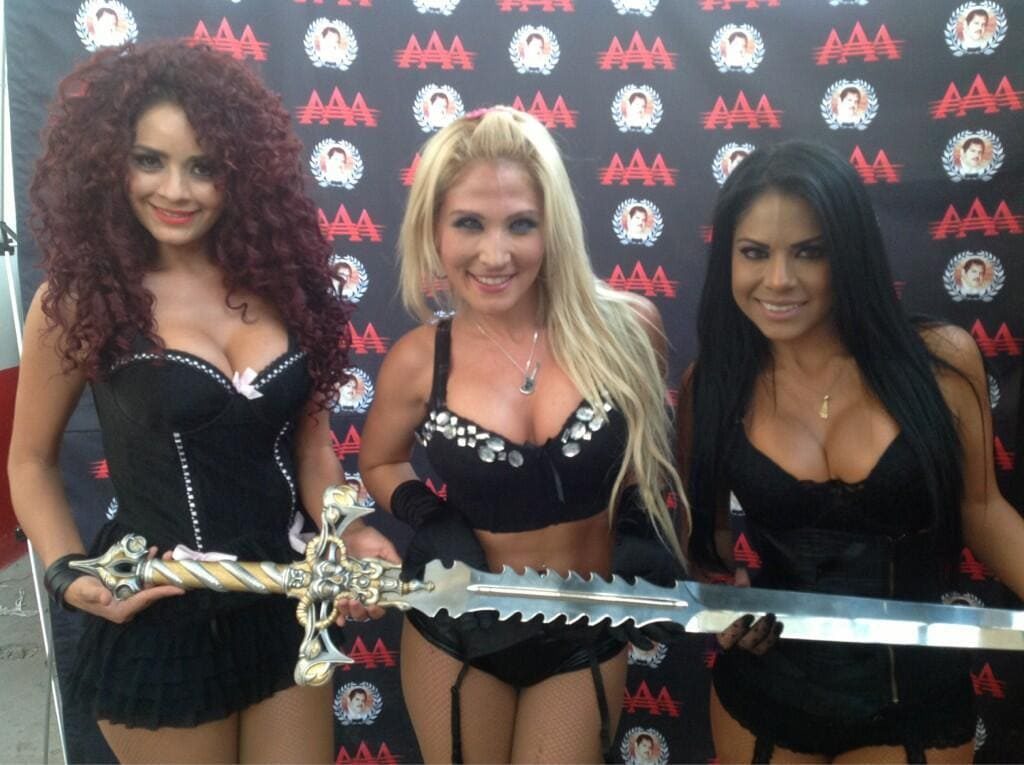 Las hermosas Reinas del Ring con la Espada del Torneo AAA Rey de Reyes 2013 (17/3/13) / Twitter.com/Lucha_Libre_AAA