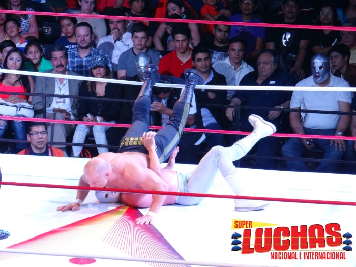 Como público de la lucha estelar estaban el Presidente del C.M.B  José Sulayman,  El Terrible Morales y Benjamín Mora./Photo By Súper Luchas