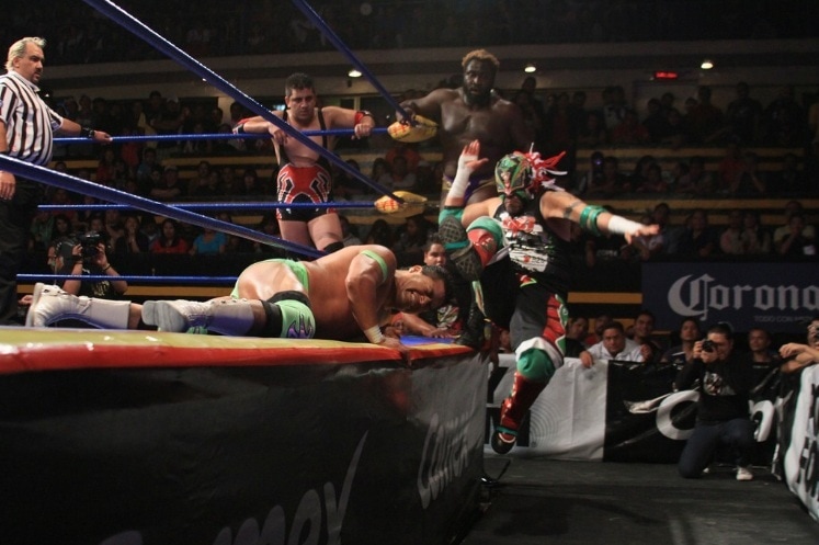 Crazy Boy  a Dr. Cerebro, ante la mirada de Willie Mack, Joe Líder y Niño Hamburguesa / AAA Sin Límite - Arena Naucalpan - 29 de marzo de 2013 / Photo by www.luchalibreaaa.com