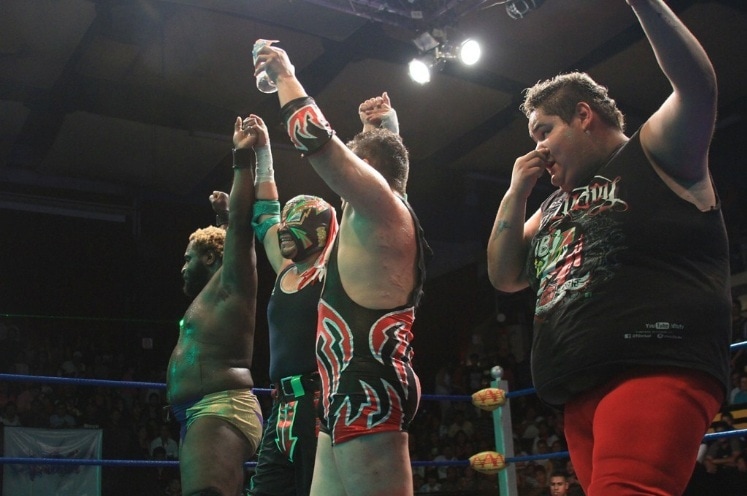 Willie Mack, Joe Líder y Crazy Boy c/ Niño Hamburguesa festejan el triunfo / AAA Sin Límite - Arena Naucalpan - 29 de marzo de 2013 / Photo by www.luchalibreaaa.com
