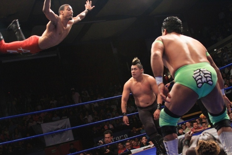 AR Fox vuela sobre Willie Mack, ante la mirada de Dr. Cerebro y Eterno / AAA Sin Límite - Arena Naucalpan - 29 de marzo de 2013 / Photo by www.luchalibreaaa.com