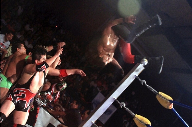 AR Fox vuela fuera del ring sobre Joe Líder, Dr. Cerebro, Eterno, Willie Mack y Crazy Boy / AAA Sin Límite - Arena Naucalpan - 29 de marzo de 2013 / Photo by www.luchalibreaaa.com