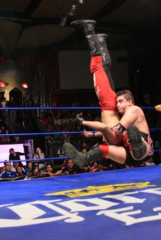 Joe Líder castiga fuertemente a AR Fox / AAA Sin Límite - Arena Naucalpan - 29 de marzo de 2013 / Photo by www.luchalibreaaa.com