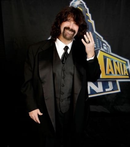 Mick Foley con el Anillo de WWE Hall of Famer Class 2013 (6/4/13) / Facebook.com/WWEHOF