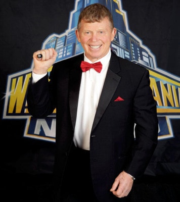 Bob Backlund con el Anillo de WWE Hall of Famer Class 2013 (6/4/13) / Twitter.com/WWE