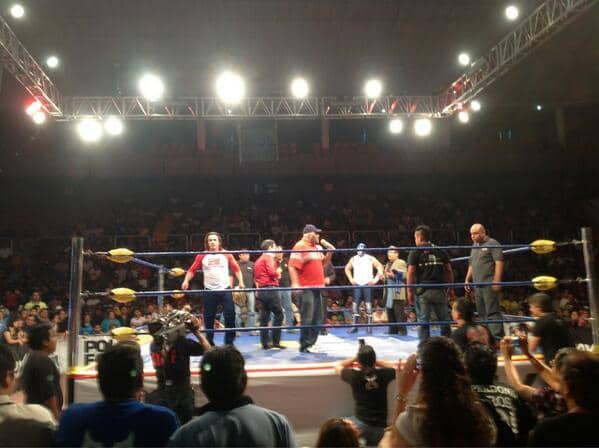 AAA Sin Límite en León, Guanajuato (Cobertura y resultados 15 de abril de 2013) - Blue Demon Jr. Firma con AAA, Konnan regresa a la Lucha, Axel reta a Daga. 5 Konnan encara a Blue Demon Jr. /I Image by @Lucha_Libre_AAA