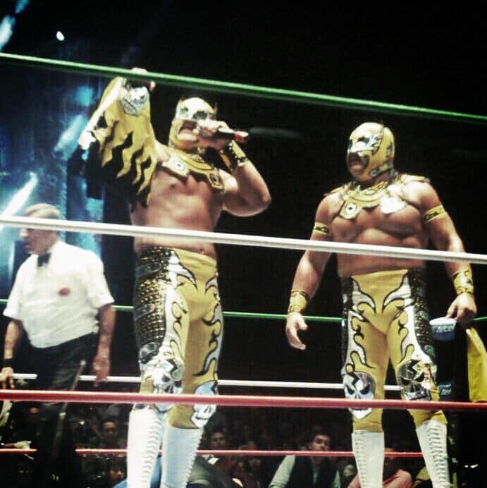 Último Guerrero presenta al Gran Guerrero, su hermano menor, en el 30 aniversario de Atlantis / Arena México - 3 de mayo de 2013 / Photo by @Anicetagtz en Twitter