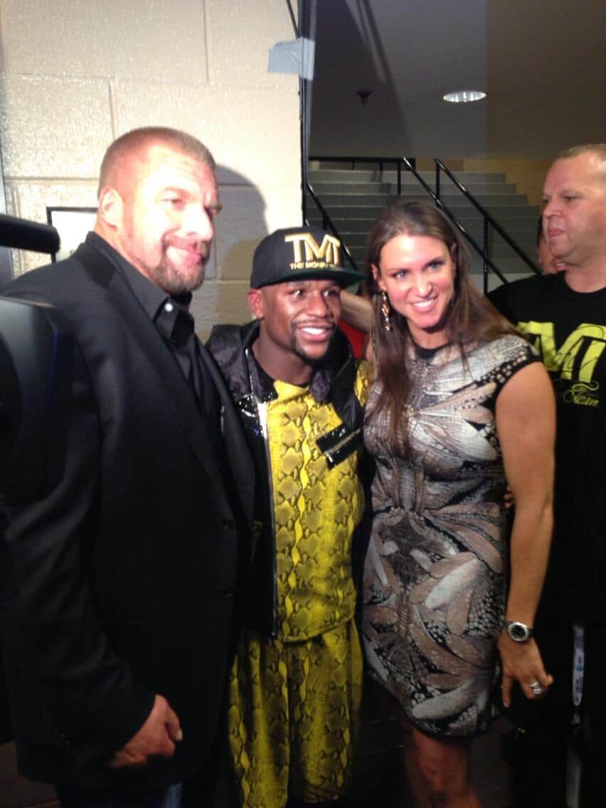 Triple H y Stephanie McMahon con Floyd Mayweather // imagen por @TripleH Twitter