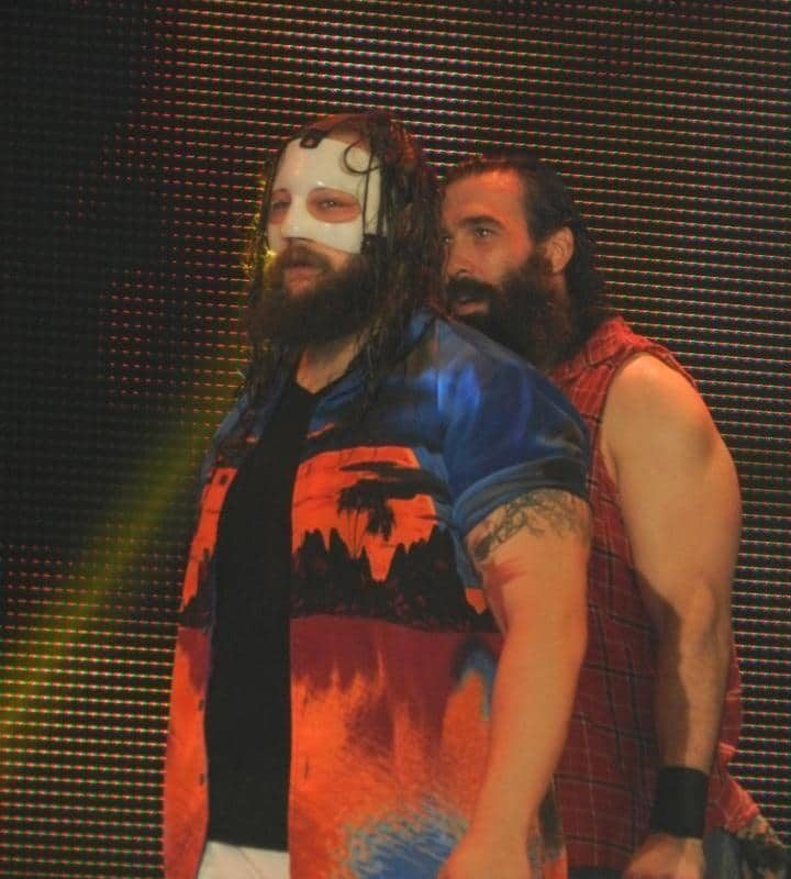 Bray Wyatt portando máscara protectora // imagen por WWE King Of Fans® de ringsidenews.com