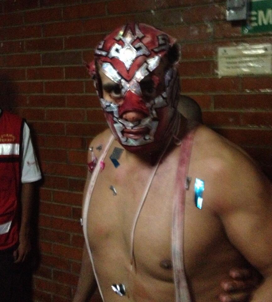 Todo X el Todo: Dr. Wagner Jr. tras perder por descalificación ante L.A. Park / Gimnasio Juan de la Barrera, DF – 11 de mayo de 2013 / Photo by @ElHijodelSanto en Twitter