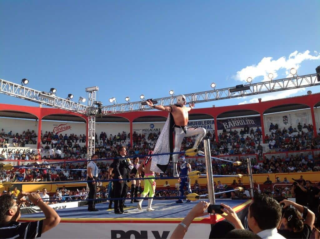 Axel "El Nieto del Santo" se presenta en Triple A / Plaza de Toros “Alejandra” de Durango – 12 de mayo de 2013 / Photo by @Lucha_Libre_AAA en Twitter
